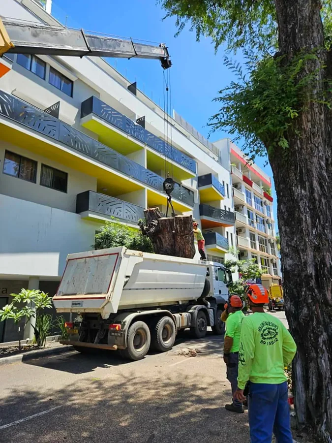 Deux membres de l'équipe au sol pendant le chargement de la benne.